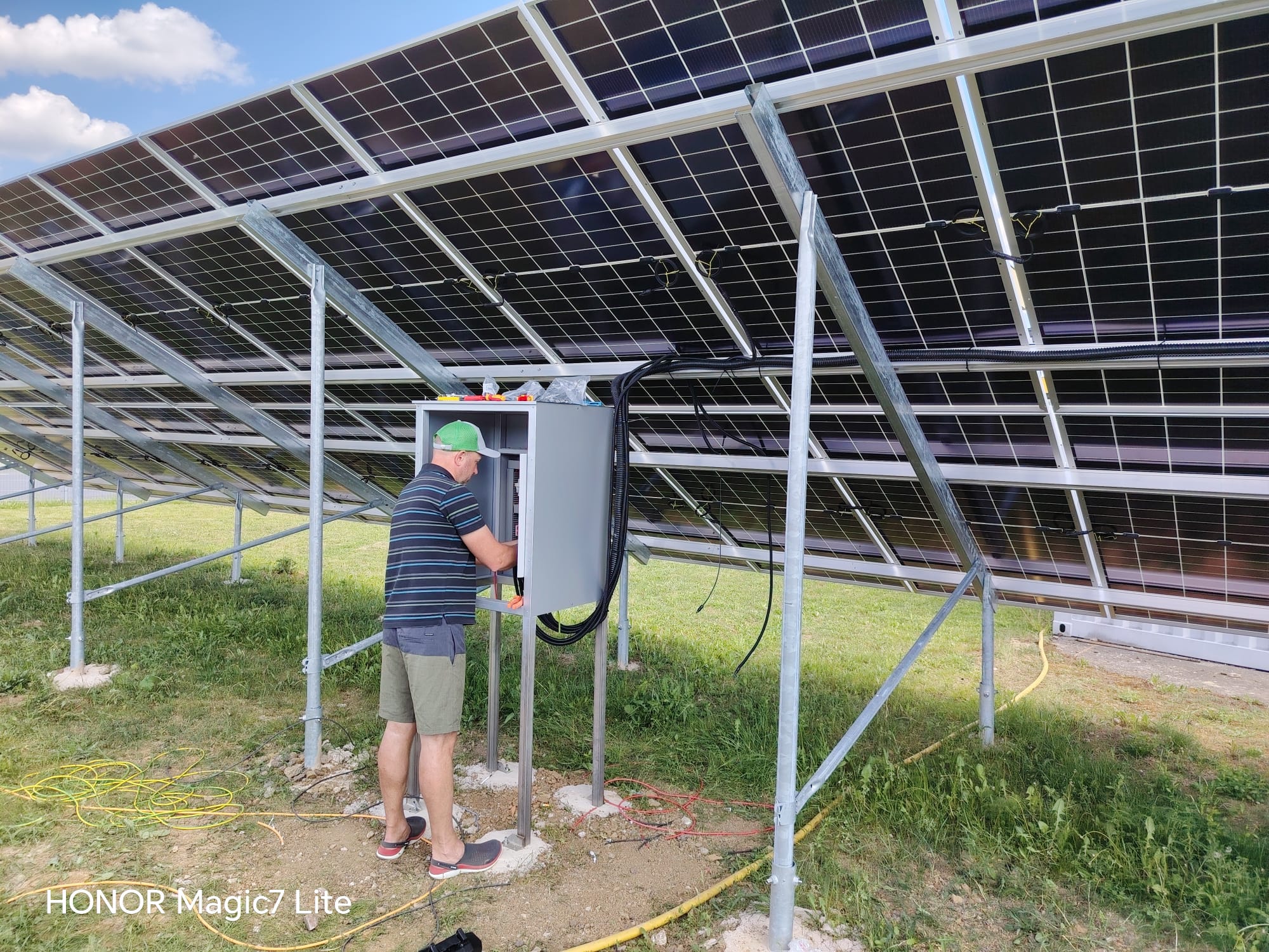 Technik při montáži průmyslové fotovoltaické elektrárny